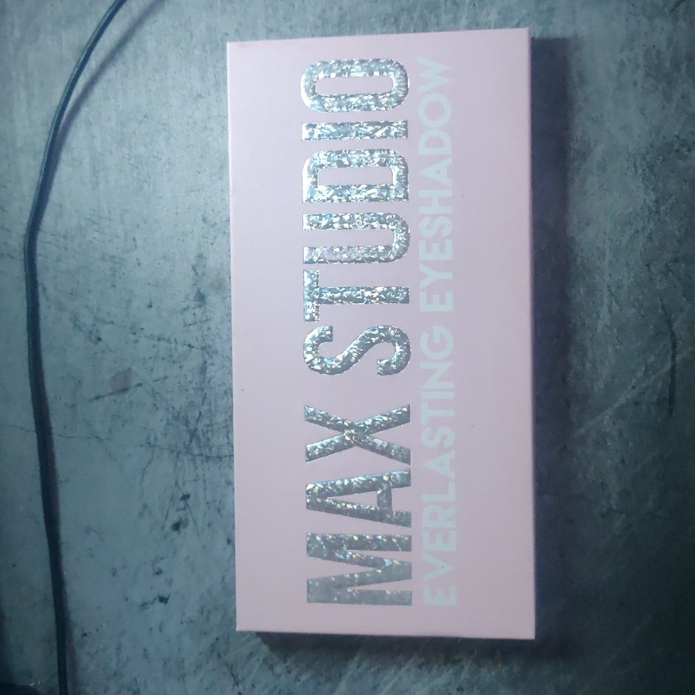 MAX STUDIO Everlasting Eyeshadow Palette